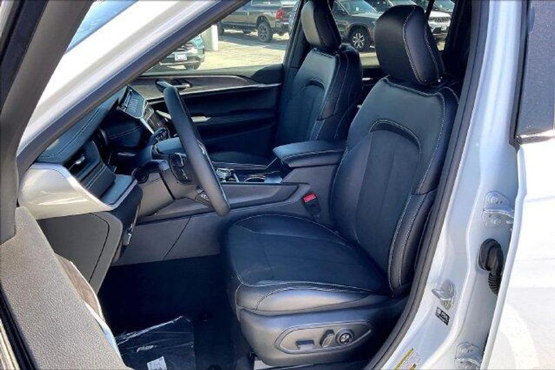 New 2027 Jeep Grand Cherokee Laredo Altitude 4x4Image 8