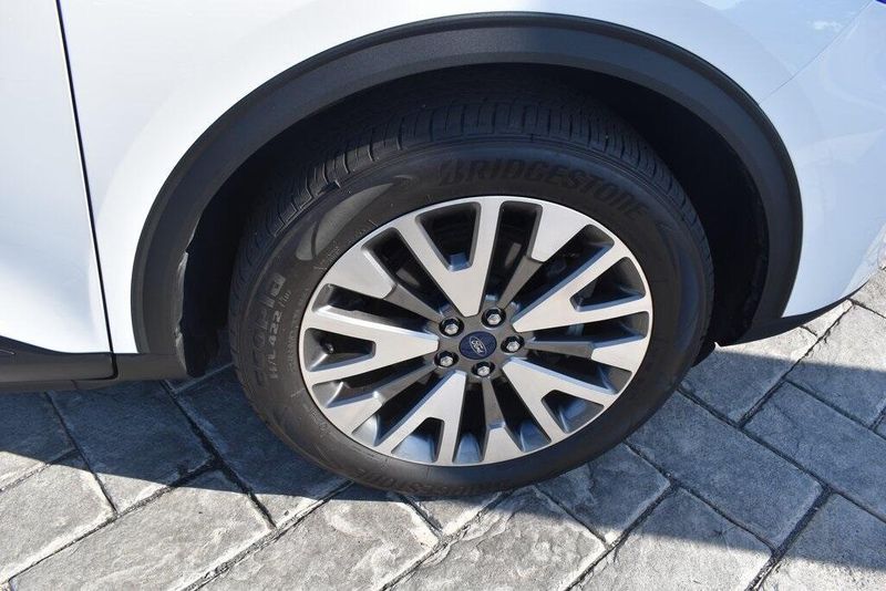 Used 2022 Ford Escape TitaniumImage 4