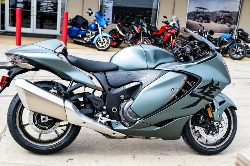 2025 SUZUKI HAYABUSA METALLIC MATTE GREEN AND METALLIC MATTE TITANIUM SILVER 