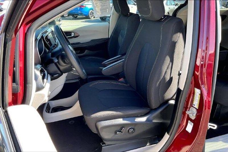 Used 2023 Chrysler Voyager LXImage 24