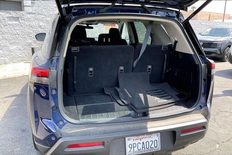 Used 2025 Nissan Pathfinder SVImage 33