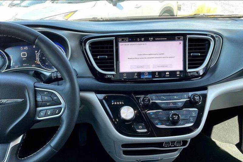 Used 2023 Chrysler Pacifica Touring LImage 5