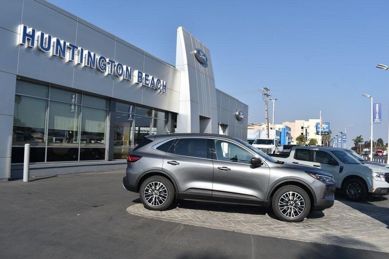 2025 Ford Escape Plug-In Hybrid BaseImage 3