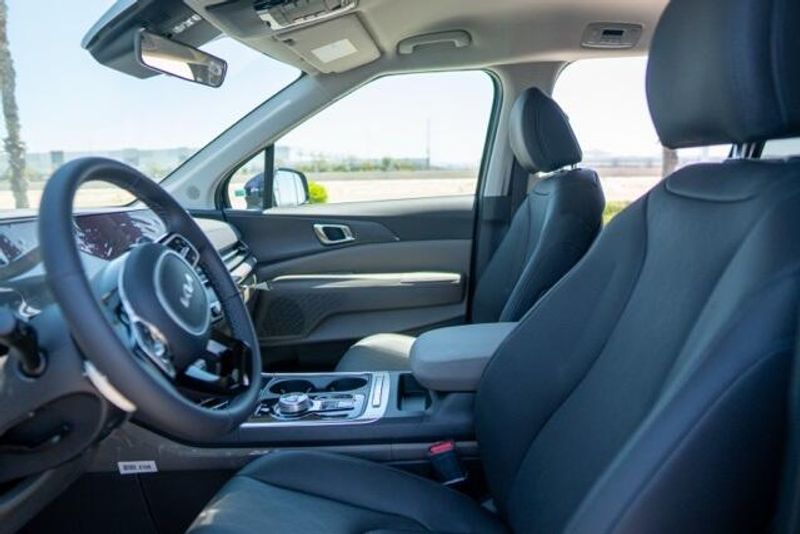 New 2026 Kia Carnival Hybrid EXImage 9