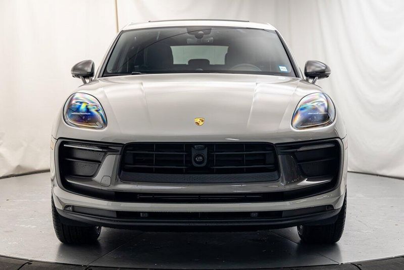 2025 Porsche Macan TImage 16