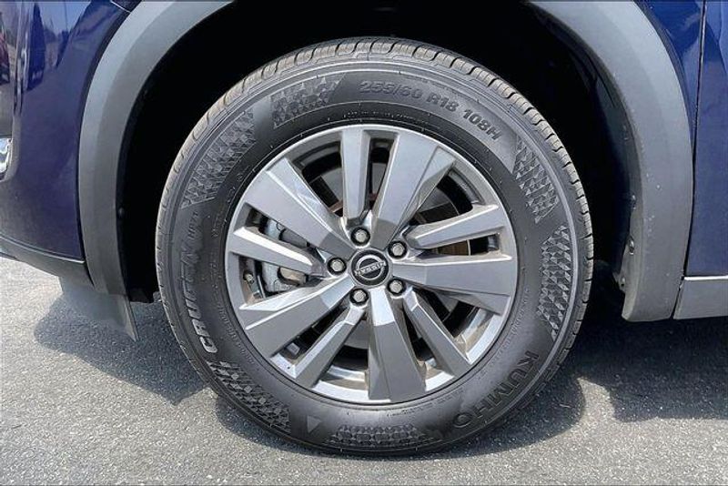 Used 2025 Nissan Pathfinder SVImage 8