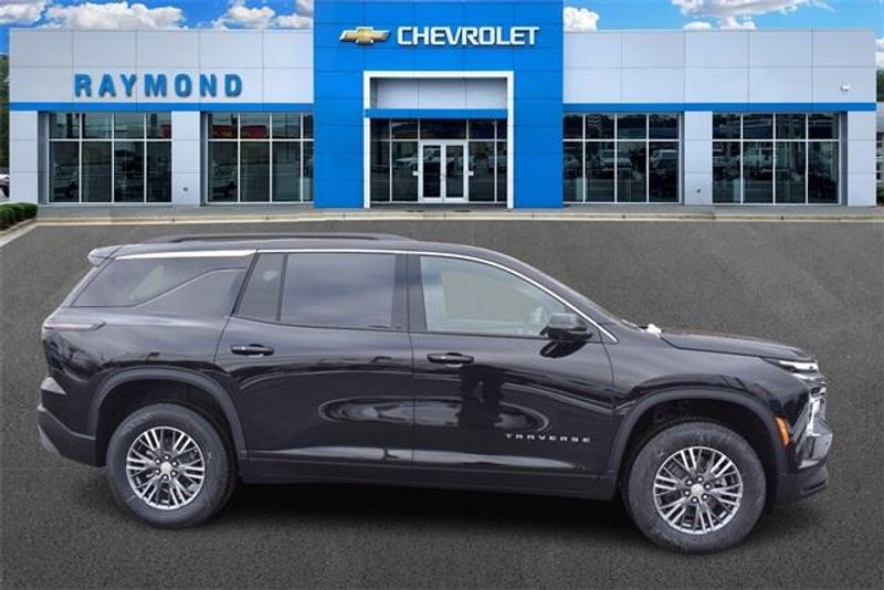 2025 Chevrolet Traverse LTImage 2