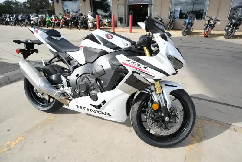 2025 HONDA CBR1000RR PEARL WHITE 