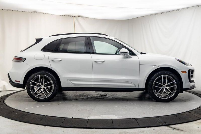 2024 Porsche Macan BaseImage 6