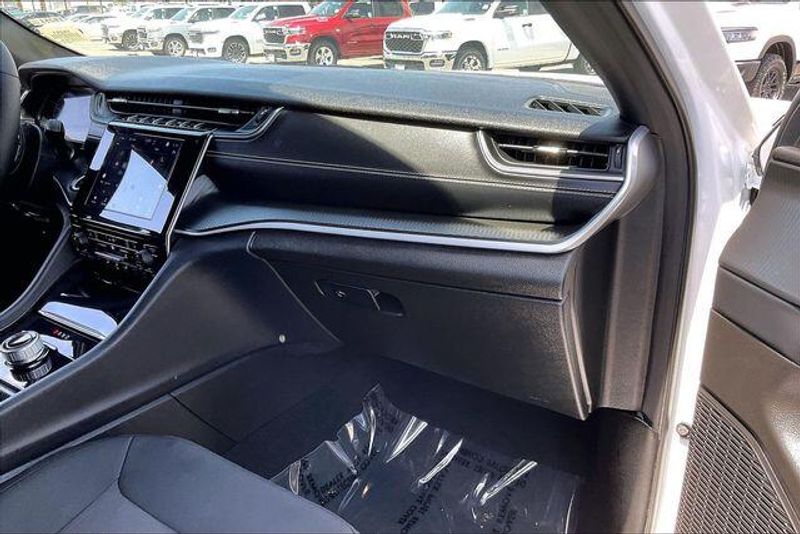 Used 2025 Jeep Grand Cherokee L LaredoImage 16