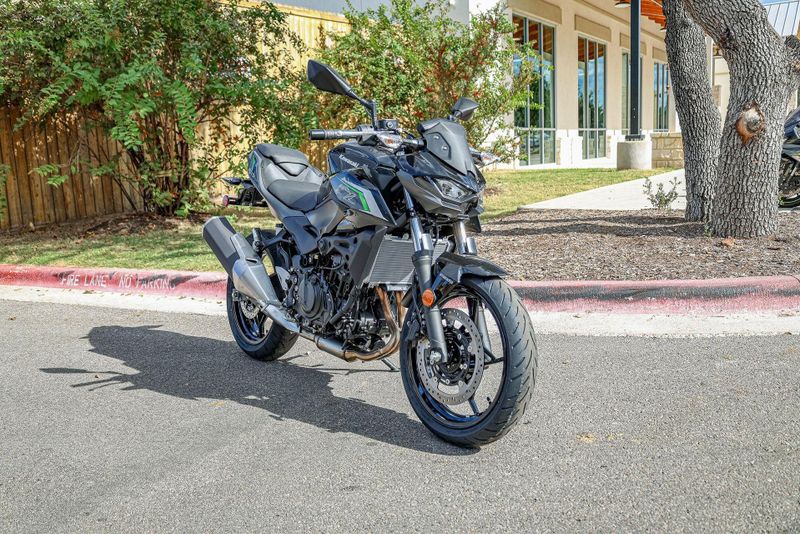 2025 KAWASAKI Z500 ABS METALLIC SPARK BLACK AND METALLIC MATTE GRAPHENESTEEL GRAY 
