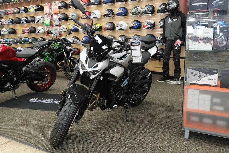 2025 KAWASAKI Z900 ABS GALAXY SILVER AND METALLIC SPARK BLACK AND PHANTOM BLUE 