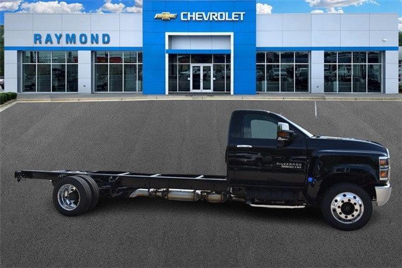 2024 Chevrolet Silverado 5500HD Work TruckImage 2