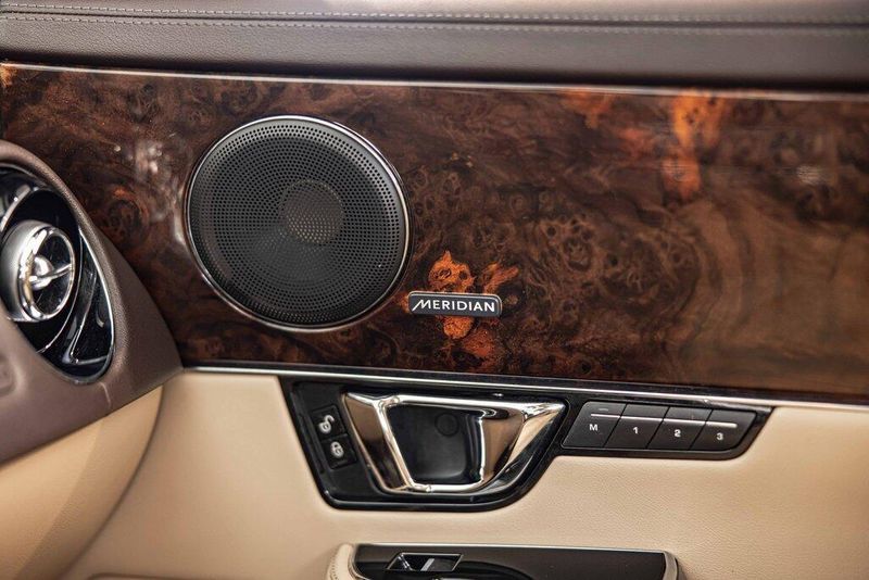 2015 Jaguar XJ Base photo 32