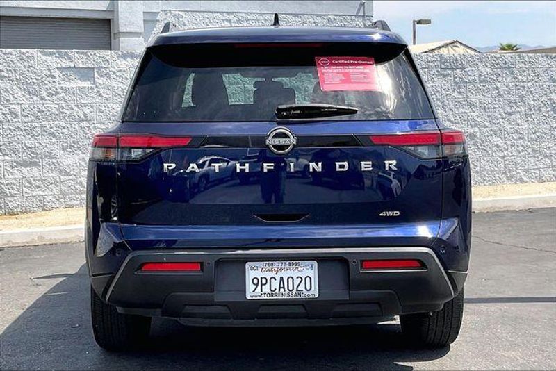 Used 2025 Nissan Pathfinder SVImage 3