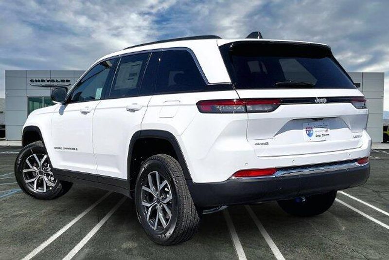 New 2027 Jeep Grand Cherokee Laredo X 4x4Image 2