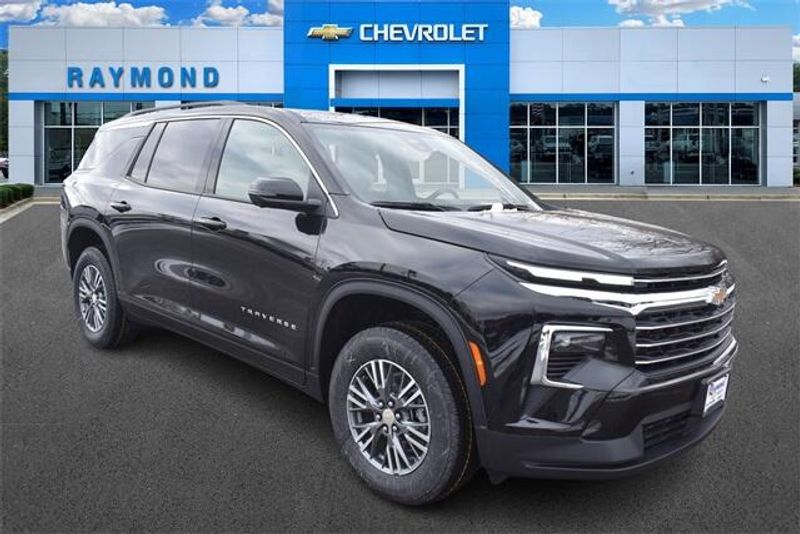 2025 Chevrolet Traverse LTImage 1