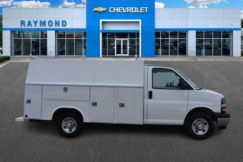 New 2025 Chevrolet Express 3500 Work VanImage 2