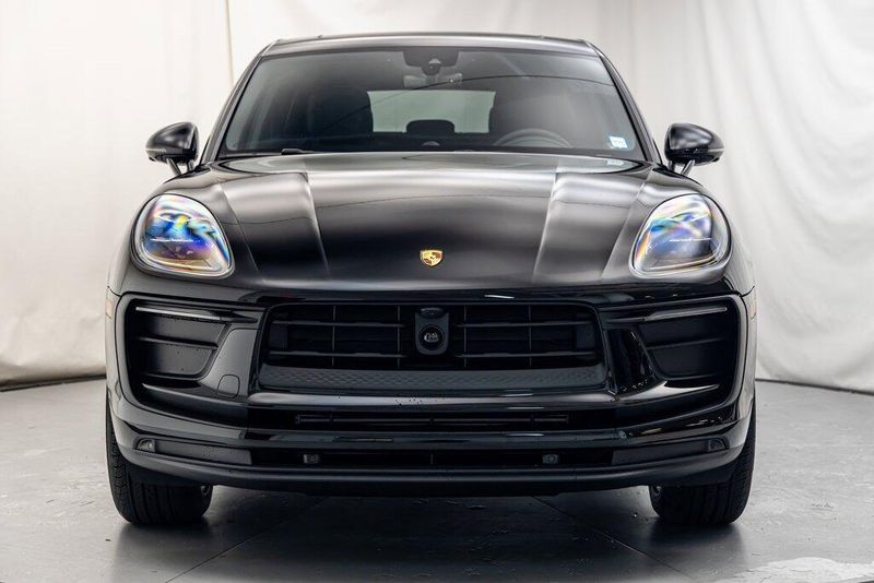 2025 Porsche Macan BaseImage 8