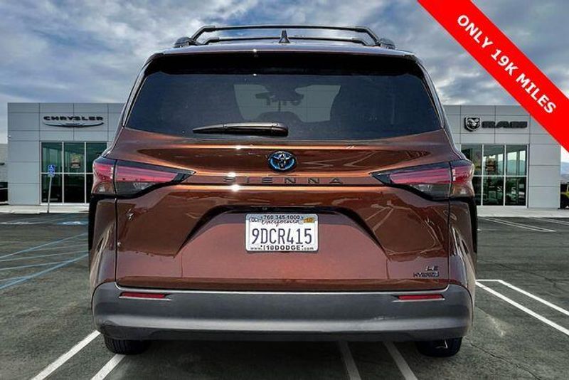Used 2022 Toyota Sienna LEImage 3