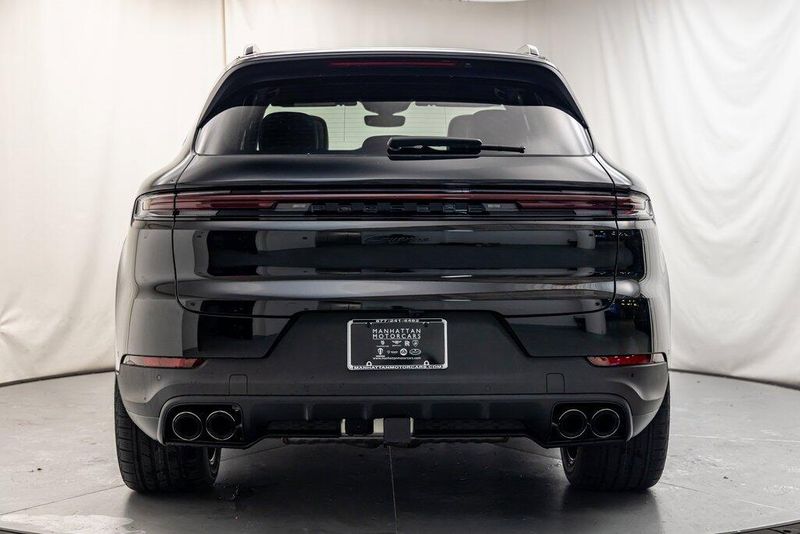 2024 Porsche Cayenne BaseImage 4