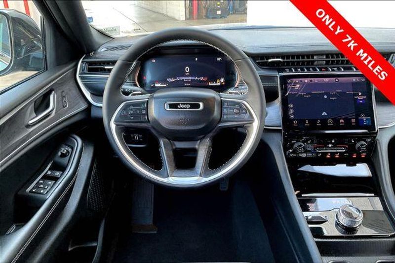 Used 2025 Jeep Grand Cherokee LimitedImage 4