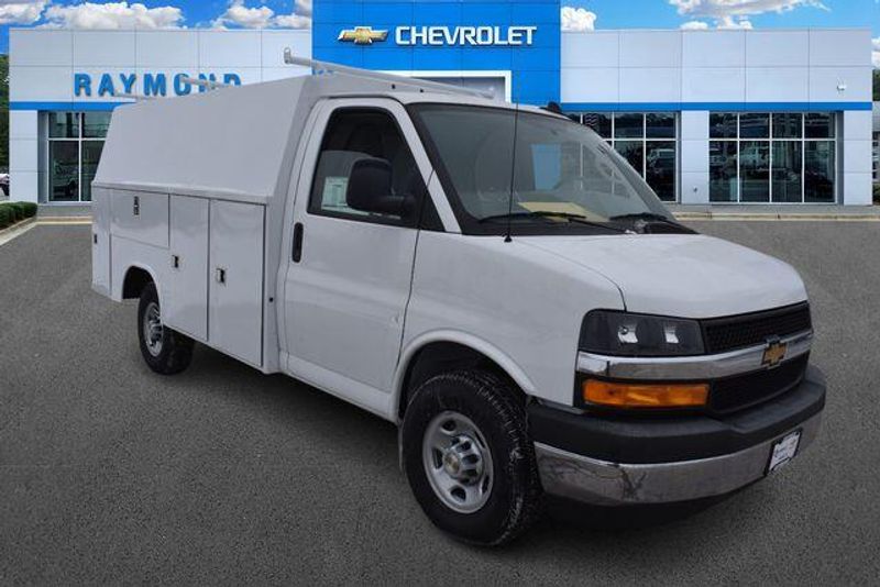 New 2025 Chevrolet Express 3500 Work VanImage 11