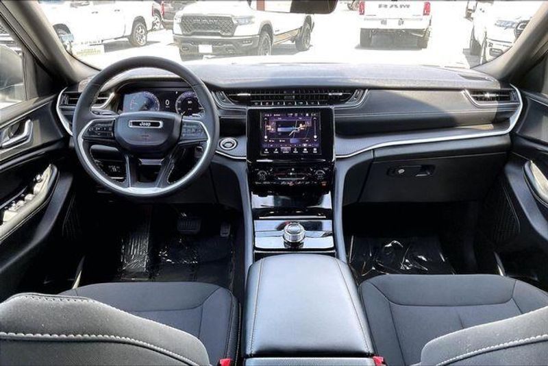 Used 2025 Jeep Grand Cherokee L LaredoImage 15