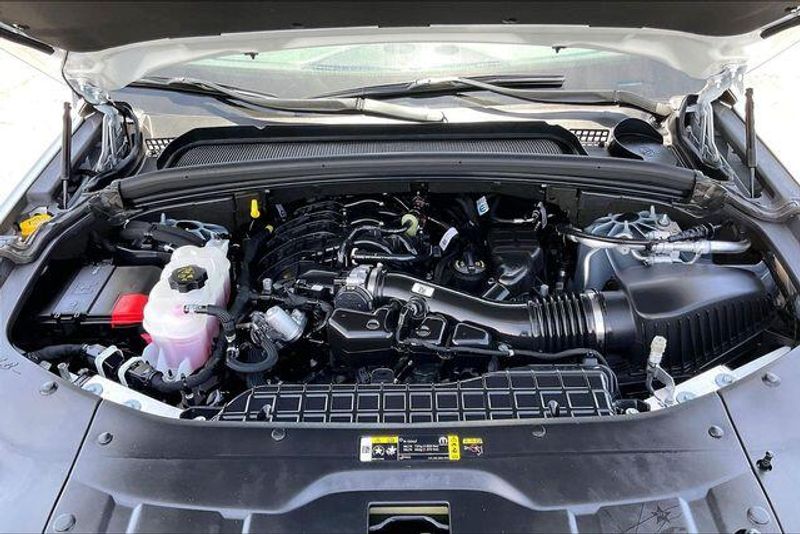 Used 2025 Jeep Grand Cherokee L LaredoImage 9