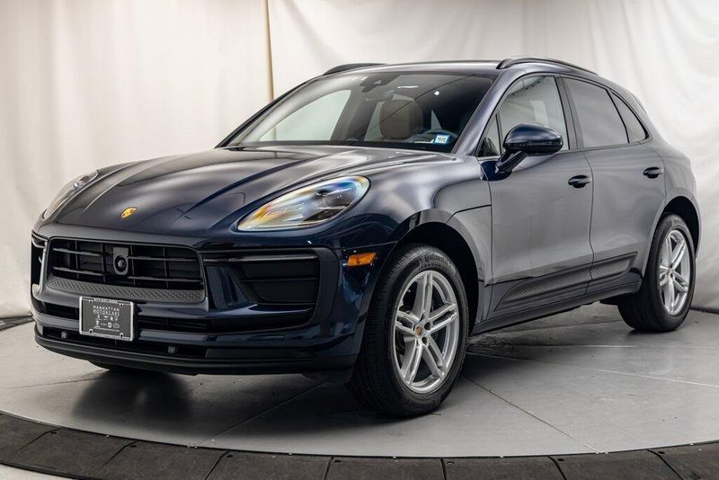 2022 Porsche Macan BaseImage 1