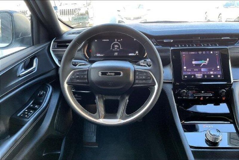 Used 2025 Jeep Grand Cherokee Laredo XImage 4