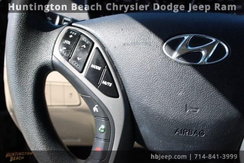 2014 Hyundai Elantra SEImage 19