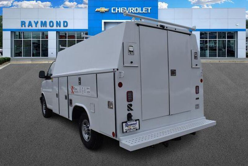 New 2025 Chevrolet Express 3500 Work VanImage 6