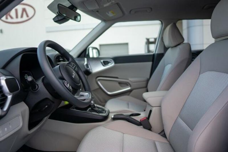New 2025 Kia Soul LXImage 11
