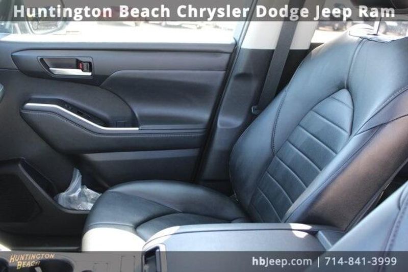 2021 Toyota Highlander Hybrid XLEImage 32