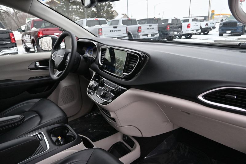 2023 Chrysler Pacifica Touring LImage 19