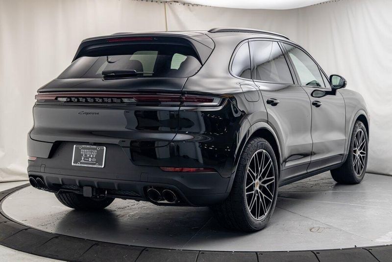 2025 Porsche Cayenne BaseImage 5