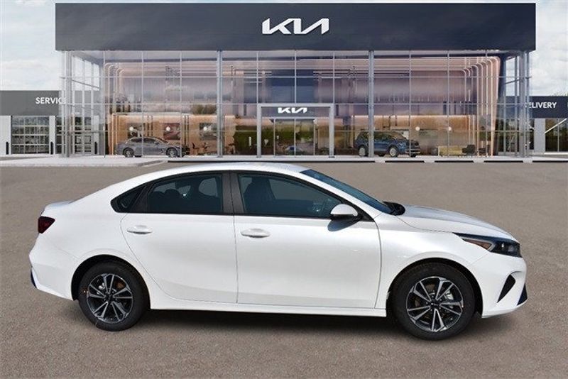 2024 Kia Forte LXSImage 2