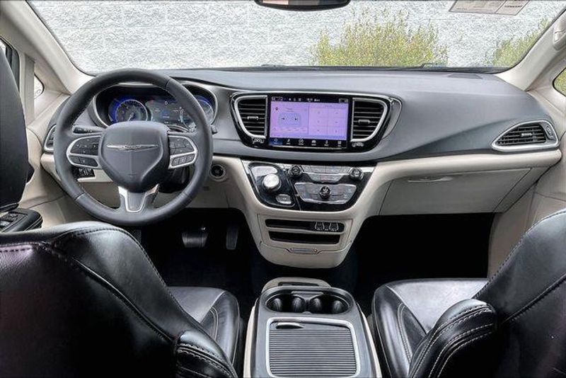 Used 2023 Chrysler Pacifica Touring LImage 15