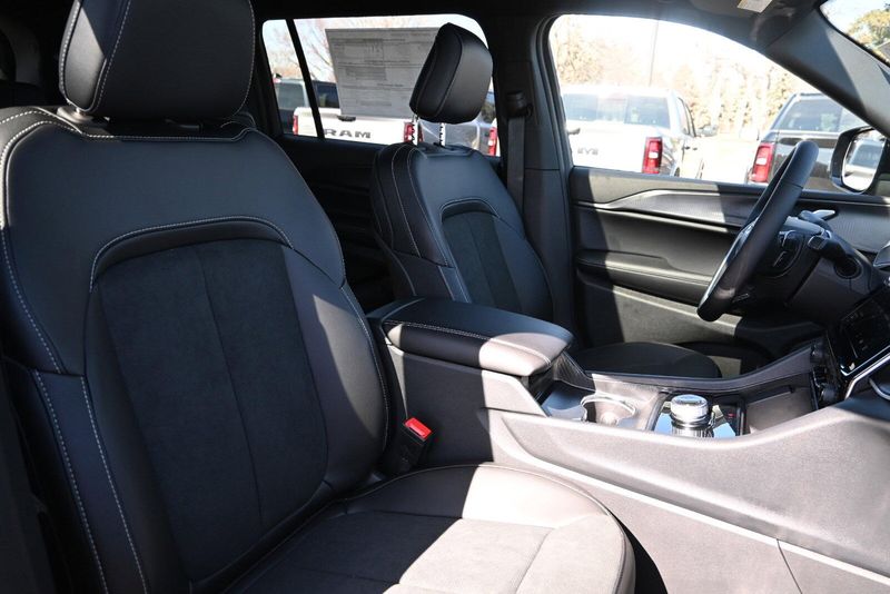 2025 Jeep Grand Cherokee L Altitude XImage 17