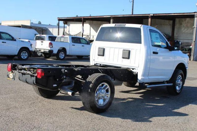 2023 RAM 3500 Chassis Cab Tradesman/SLTImage 4