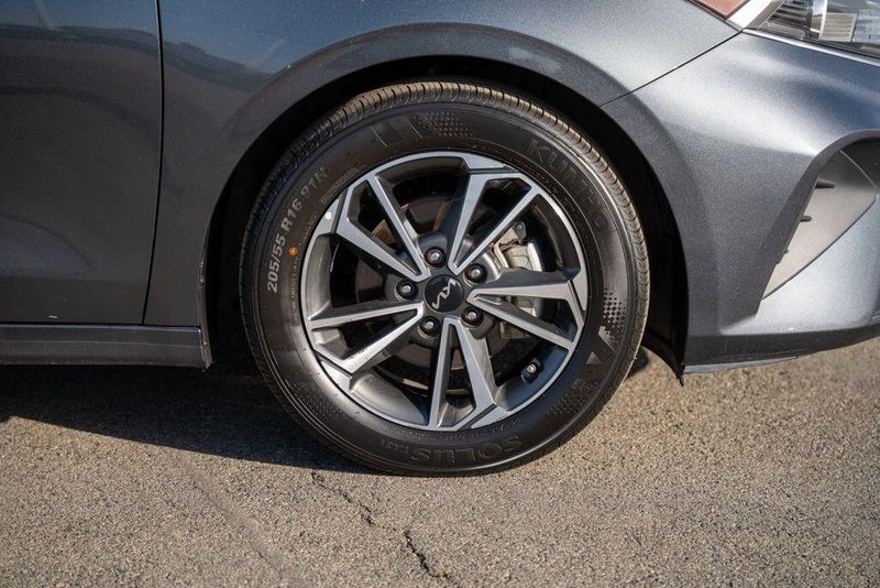 Used 2022 Kia Forte LXSImage 9