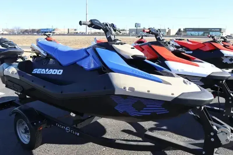 2025 SEADOO SPARK TRIXX FOR 3 SAND AND DAZZLING BLUE 