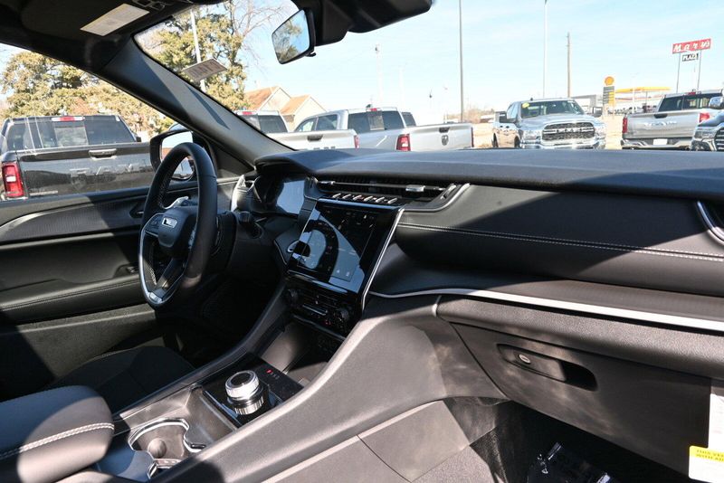 2025 Jeep Grand Cherokee L Altitude XImage 18