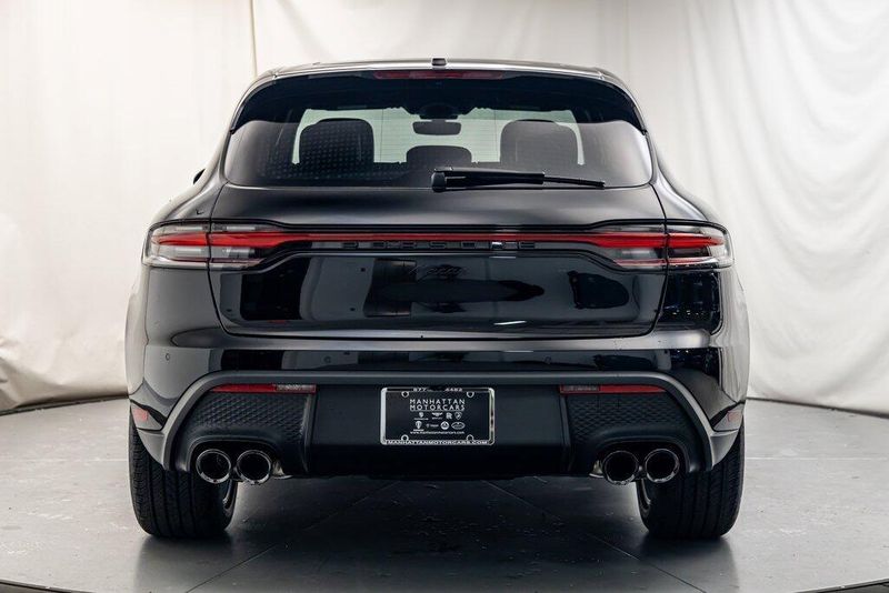 2025 Porsche Macan BaseImage 4