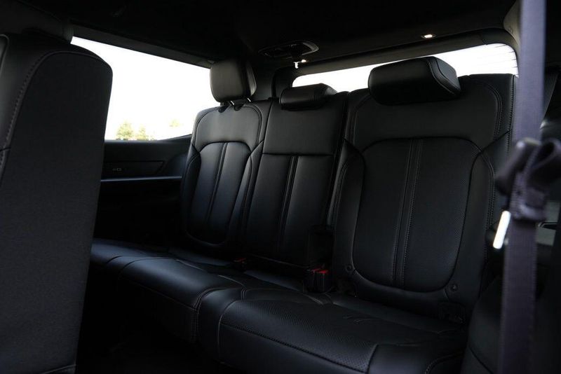 2026 Jeep Grand Wagoneer Image 15