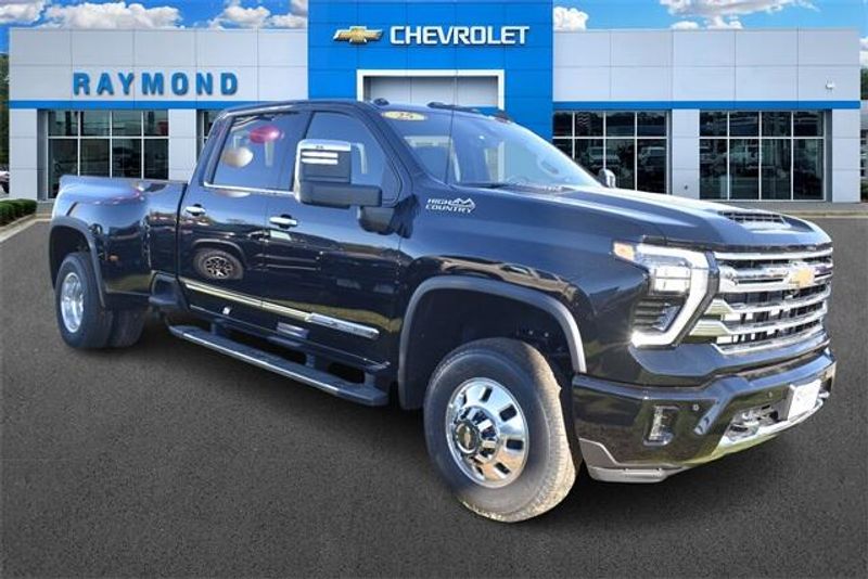 2025 Chevrolet Silverado 3500HD High CountryImage 11