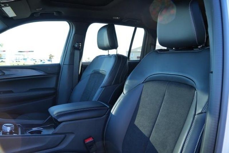 New 2025 Jeep Grand Cherokee Altitude XImage 14