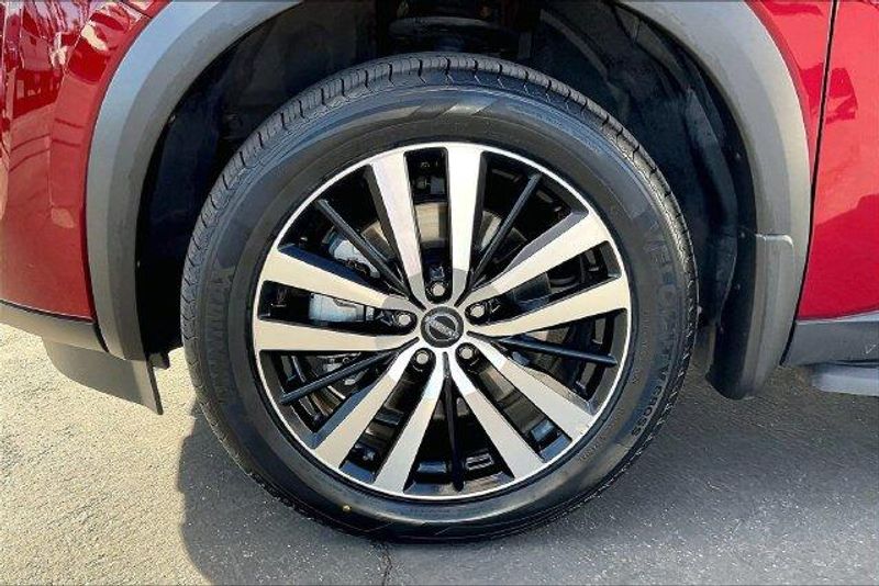 Used 2025 Nissan Pathfinder PlatinumImage 8