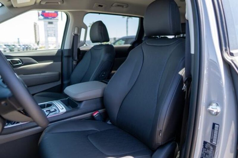 2025 Kia Carnival Hybrid EXImage 9